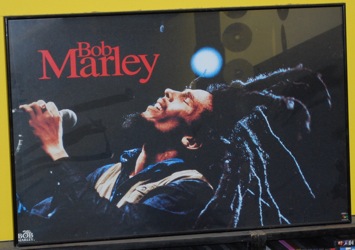 This image caption will be long enough that it extends to multiple lines